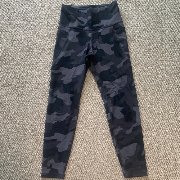 Old Navy High-Rise Camo Go-Dry Leggings - Picture 2 of 6